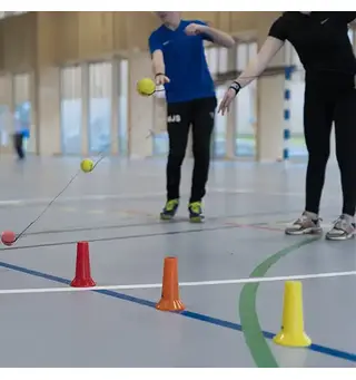Kjeglelek med returball Liten pakke med 8 boomerang baller